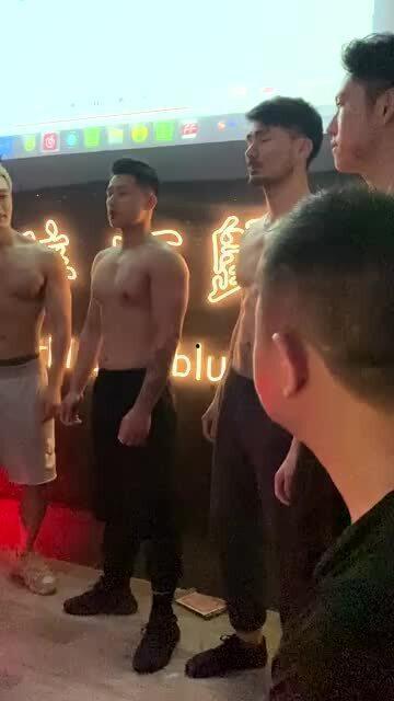 成都酒吧男模吃瓜